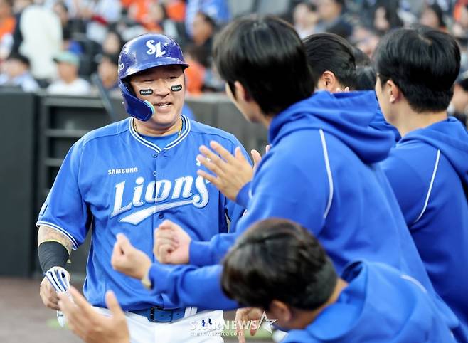 삼성 최형우가 15일 대전한화생명볼파크에서 열리는 2026KBO리그 한화이글스와 삼성라이온즈 경기 1회초 강민호 안타때 득점후 동료들의 축하를 받고 있다.  원태인도 즐겁다. 2026.04.15. /사진=강영조 선임기자