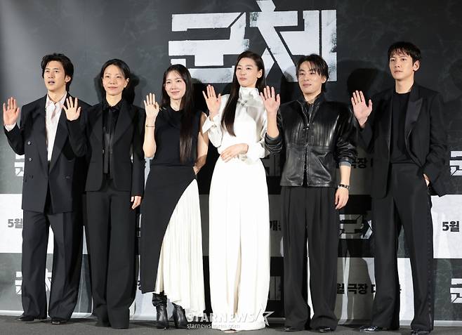 (서울=뉴스1) 권현진 기자 = 배우 고수(왼쪽부터)와 김신록, 신현빈, 전지현, 구교환, 지창욱이 6일 서울 용산구 CGV용산아이파크몰에서 열린 영화 '군체' 제작보고회에 참석해 포즈를 취하고 있다. '군체'는 정체불명의 감염사태로 봉쇄된 건물 안, 고립된 생존자들이 예측할 수 없는 형태로 진화하는 감염자들에 맞서 벌이는 사투를 그린 작품이다. 2026.4.6/뉴스1 Copyright (C) 뉴스1. All rights reserved. 무단 전재 및 재배포, AI학습 이용 금지. /사진=(서울=뉴스1) 권현진 기자