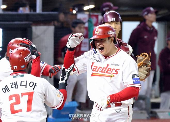 SSG 랜더스 김재환이 지난 3월 31일 키움 히어로즈와 홈경기 7회말 1사 1,2루에서 쐐기 3점홈런을 터트린 후 홈인하고 있다. /사진=강영조 선임기자