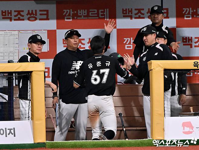이강철 감독이 이끄는 KT 위즈가 8일 서울 고척스카이돔에서 열린 2026 신한 SOL KBO리그 키움 히어로즈와의 팀 간 4차전에서 8-0으로 승리, 단독 1위를 굳게 지켰다. 사진 김한준 기자