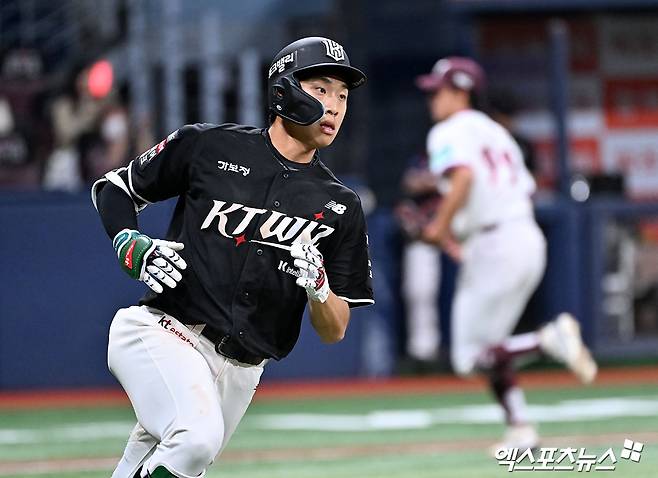 KT 위즈 외야수 유준규가 8일 서울 고척스카이돔에서 열린 2026 신한 SOL KBO리그 키움 히어로즈와의 팀 간 4차전에서 3안타를 기록, 팀 승리를 이끌었다. 사진 김한준 기자