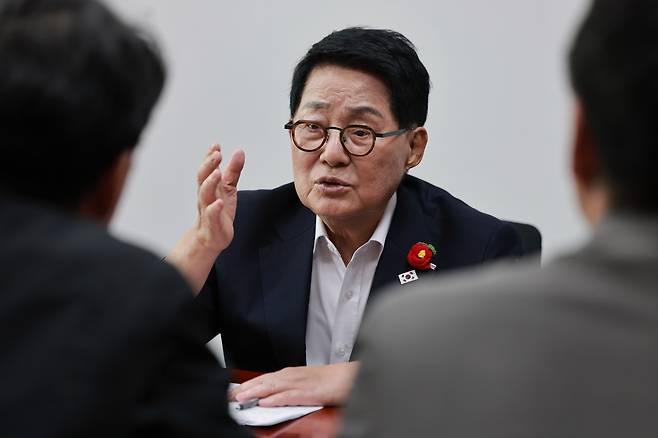 국회의장 선거 출마하는 민주당 박지원 의원     (서울=연합뉴스) 신현우 기자 = 22대 후반기 국회를 2년간 대표할 국회의장 선거에 출마하는 더불어민주당 박지원 의원이 지난 6일 국회 의원회관 자신의 의원실에서 연합뉴스와 인터뷰하고 있다. 2026.5.8
    nowwego@yna.co.kr