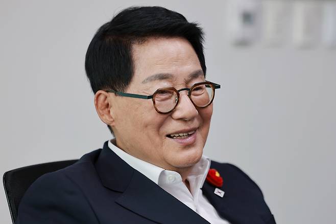 국회의장 선거 출마하는 민주당 박지원 의원     (서울=연합뉴스) 신현우 기자 = 22대 후반기 국회를 2년간 대표할 국회의장 선거에 출마하는 더불어민주당 박지원 의원이 지난 6일 국회 의원회관 자신의 의원실에서 연합뉴스와 인터뷰하고 있다. 2026.5.8
    nowwego@yna.co.kr