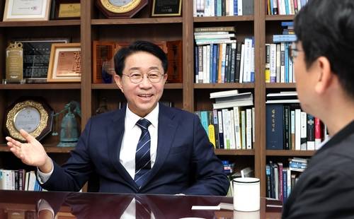 더불어민주당 조정식 국회의장 후보 (서울=연합뉴스) 배재만 기자 = 더불어민주당 조정식 국회의장 후보가 6일 국회 의원회관에서 연합뉴스와 인터뷰 하고 있다. 2026.5.6. scoop@yna.co.kr