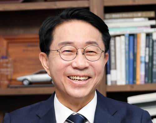 더불어민주당 조정식 국회의장 후보 (서울=연합뉴스) 배재만 기자 = 더불어민주당 조정식 국회의장 후보가 6일 국회 의원회관에서 연합뉴스와 인터뷰 하고 있다. 2026.5.6. scoop@yna.co.kr