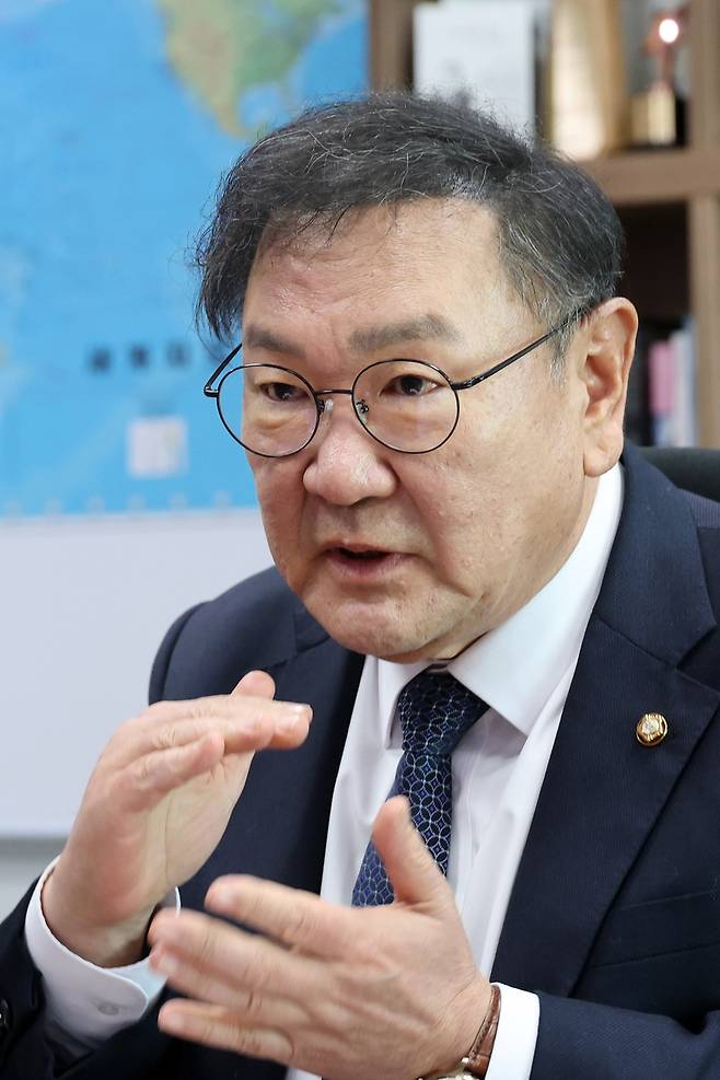 '국회의장 출마' 김태년 의원, 연합뉴스 인터뷰 (서울=연합뉴스) 이동해 기자 = 22대 후반기 국회를 2년간 대표할 국회의장 선거에 출마하는 더불어민주당 김태년 의원이 지난 6일 국회 의원회관 자신의 의원실에서 연합뉴스와 인터뷰를 하고 있다. 2026.5.8
    eastsea@yna.co.kr
