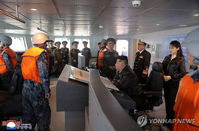 김정은, 구축함 '최현호' 기동능력 종합평가시험 참관 (평양 조선중앙통신=연합뉴스) 김정은 북한 국무위원장이 지난 7일 구축함 '최현호'에 탑승해 취역을 앞두고 진행하는 함의 기동능력 종합평가시험을 참관했다고 조선중앙통신이 8일 보도했다. 이날 김 위원장의 딸 주애도 동행했다. 2026.5.8 
    [국내에서만 사용가능. 재배포 금지. For Use Only in the Republic of Korea. No Redistribution] nkphoto@yna.co.kr