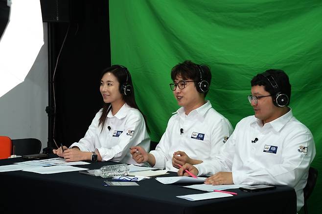 그란투리스모 7 국가대표 선발전 중계진 (용인=연합뉴스) 김주환 기자 = 8일 경기 용인시 AMG 에버랜드 스피드웨이에서 열린 2026 아이치·나고야 아시안게임 e스포츠 '그란투리스모 7' 국가대표 선발전 결선에서 중계진이 경기를 해설하고 있다. 왼쪽부터 권봄이 레이서, 박동민 캐스터, 스트리머 'GaRoD' 신우섭. 2026.5.8 jujuk@yna.co.kr