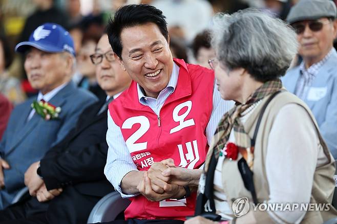 시민과 대화 나누는 오세훈 후보 (서울=연합뉴스) 윤동진 기자 = 국민의힘 오세훈 서울시장 후보가 8일 서울 서대문구 카페폭포 광장에서 열린 어버이날 기념행사에서 시민과 대화를 나누고 있다. 2026.5.8 mon@yna.co.kr