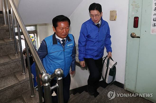 어르신 위해 우유 배달 봉사하는 민주당 정청래 대표 (서울=연합뉴스) 신현우 기자 = 더불어민주당 정청래 대표와 정원오 서울시장 후보가 어버이날인 8일 서울 송파구에서 어르신이 사는 집에 우유를 배달하고 있다. 2026.5.8 [공동취재] nowwego@yna.co.kr