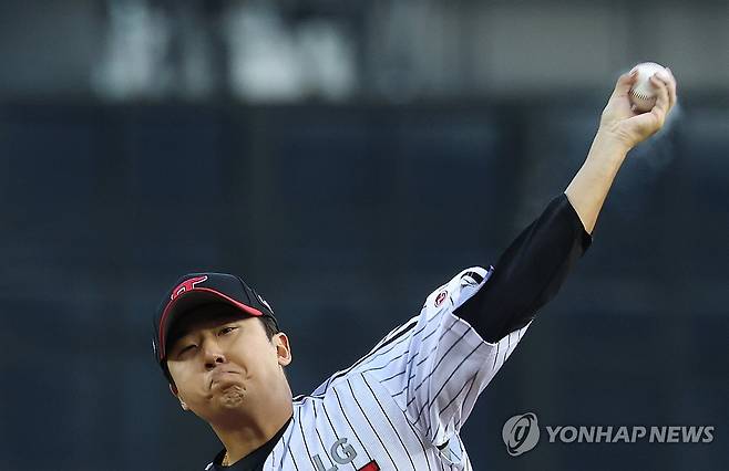 역투하는 LG 선발 송승기 (서울=연합뉴스) 이지은 기자 = 1일 서울 송파구 잠실야구장에서 열린 프로야구 KIA와 LG의 경기. 1회초 LG 선발투수 송승기가 역투하고 있다. 2026.4.1 jieunlee@yna.co.kr