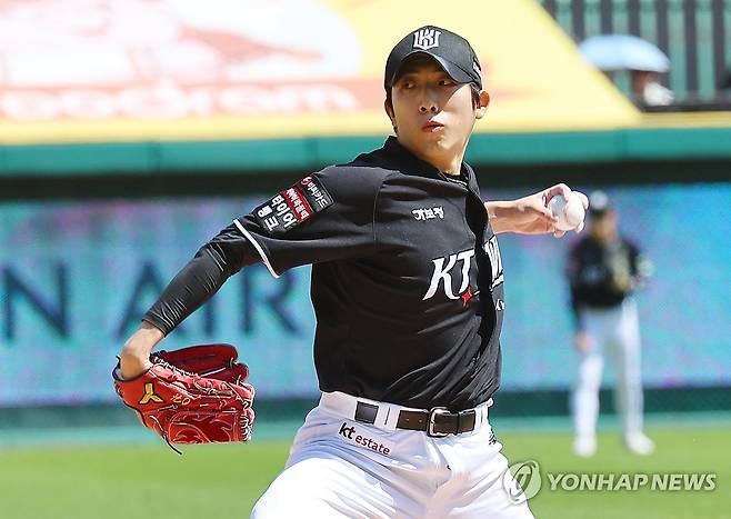 역투하는 오원석 (인천=연합뉴스) 임순석 기자 = 26일 인천 SSG랜더스필드에서 열린 2026 프로야구 KBO리그 kt wiz와 SSG 랜더스의 경기. kt 선발 오원석이 역투하고 있다. 2026.4.26 soonseok02@yna.co.kr
