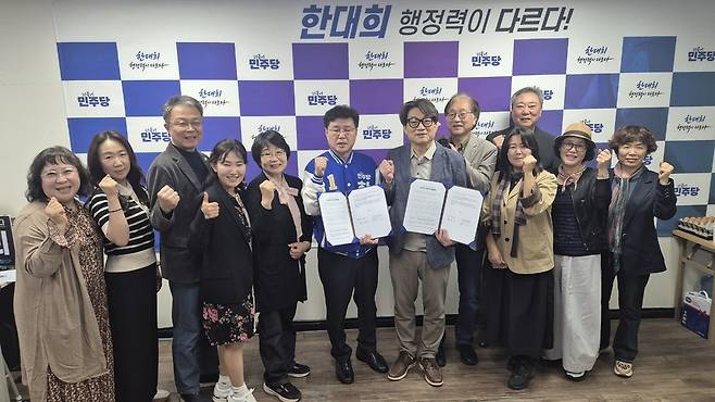 ▲ 한대희 군포시장 예비후보가 8일 경기민주시민교육협의회와 간담회를 갖고 군포시를 '시민주권 지방정부'로 만들기 위한 정책협약을 체결했다. 이번 협약은 지방자치 현장에서 시민들이 민주주의를 학습하고, 숙의 공론을 통해 정책 결정에 직접 참여하는 환경을 조성하기 위해 마련됐다. /사진제공=한대희 후보 선거사무소