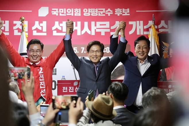 전진선 국민의힘 양평군수 후보 선거사무소 개소식에서 김문수 국민의힘 전 대통령 후보와 김선교 국회의원(여주양평)이 지지자들의 환호에 양팔을 번쩍 들어 필승을 다짐하고 있다. 사진=전진선 국민의힘 양평군수 후보 선거사무소