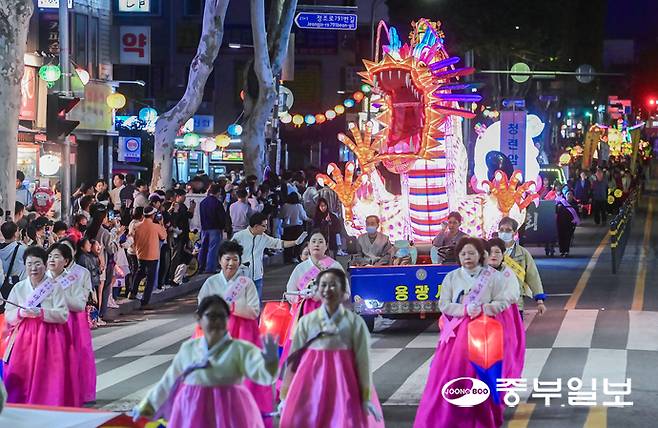 불기 2570년 부처님오신날을 이주일여 앞둔 9일 오후 수원 화성행궁에서 열린 2026 수원 연등회에서 사부대중과 시민들이 연등을 들고 행진을 하고 있다. 임채운기자