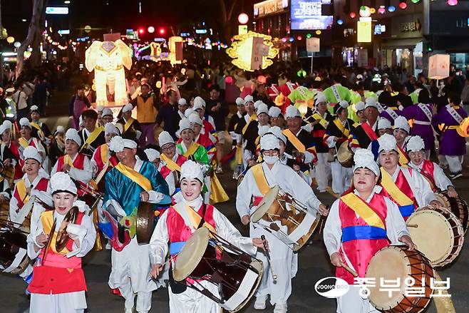 불기 2570년 부처님오신날을 이주일여 앞둔 9일 오후 수원 화성행궁에서 열린 2026 수원 연등회에서 사부대중과 시민들이 연등을 들고 행진을 하고 있다. 임채운기자
