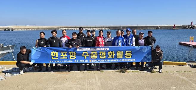 수중정화활동 소식을 듣고 격려차 달려온 6.3지방선거 각급 후보들과 함께 단체사진을 찍고 있다. /황진영 기자