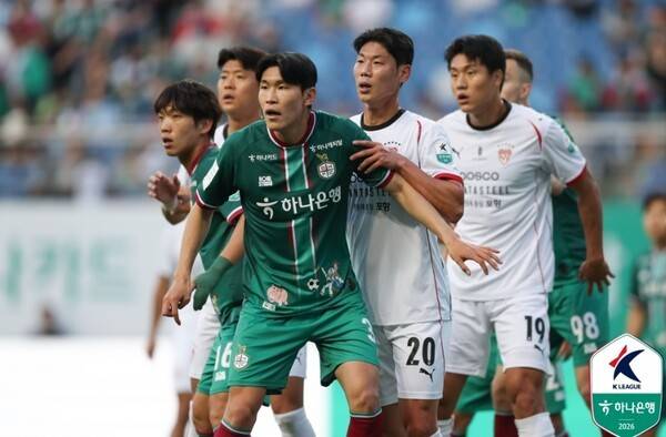9일 대전월드컵경기장에서 벌어진 포항스틸러스와 대전과의 하나은행 K리그1 13라운드 원정경기에서 양팀 선수들이 서로 뒤엉켜 볼 다툼을 벌이고 있다. 한국프로축구연맹 제공