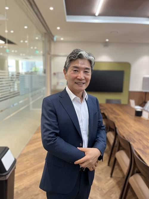 6일 포항의 한 카페에서 만난 김승유 대구지방교정청 교정위원협의회 연합회장이 인터뷰에 앞서 포즈를 취하고 있다.<김기태기자>