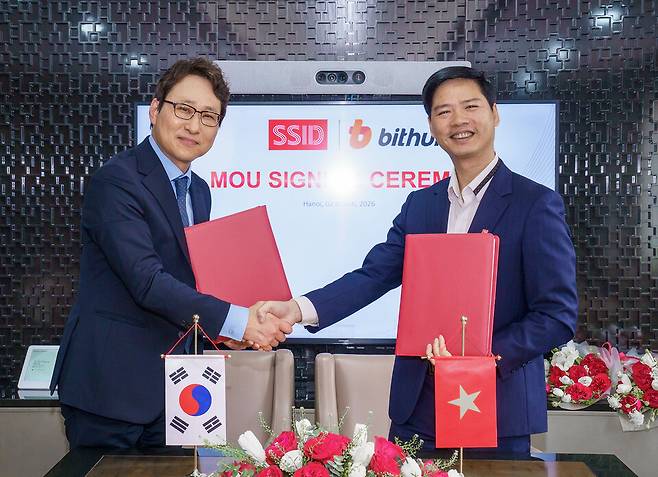 이재원 빗썸 대표이사(사진 왼쪽)와 응우옌 칵 하이 SSID CEO가 지난 3월 베트남 하노이 가상자산 거래소 협약식에서 기념 촬영을 하고 있다. / 사진 = 빗썸