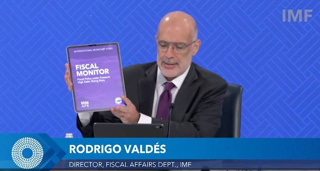로드리고 발데스 (IMF 재정국장)이 4월 15일 2026년 4월 IMF 재정점검보고서(Fiscal Monitor)를 발표하고 있다.(IMF)