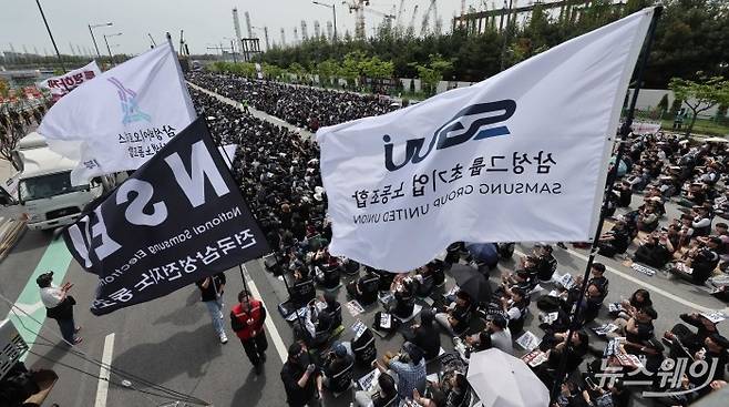 삼성전자 노동조합 공동투쟁본부 조합원들이 23일 오후 경기 평택시 삼성전자 평택캠퍼스 앞에서 4.23 투쟁 결의대회를 진행하고 있다. 사진=이수길 기자