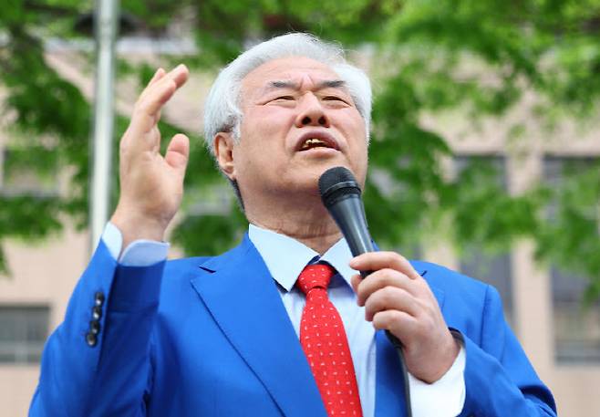 서울서부지방법원 난동 사건의 배후 의혹을 받아 재판에 넘겨진 전광훈 사랑제일교회 목사가 지난달 17일 서울 마포구 서울서부지방법원에서 열린 2차 공판에 출석에 앞서 기자회견을 하고 있다.(사진=뉴시스)
