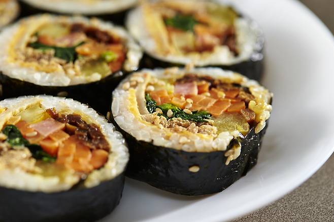 김밥을 어쩔 수 없이 냉장 보관하더라도 신속히 섭취하는 게 안전하다. 사진=게티이미지뱅크