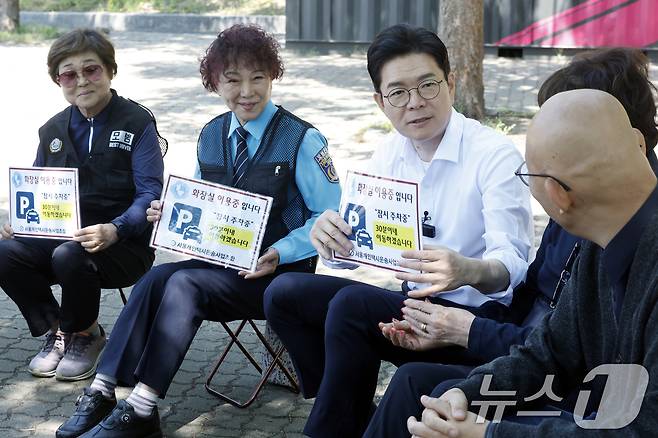 정원오 더불어민주당 서울시장 후보가 9일 오후 서울 영등포구 여의도공원에서 진행된 '찾아가는 서울 인(人)터뷰 4탄 택시운수종사자편'에서 참석자들과 대화를 나누고 있다. 2026.5.9 ⓒ 뉴스1 박정호 기자