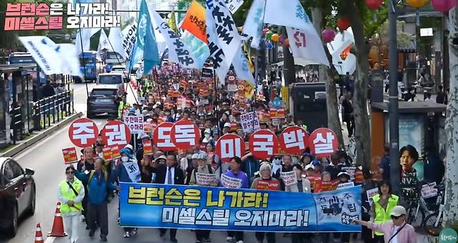 촛불행동은 9일 오후 서울 광화문역 7번 출구 앞에서 '190차 전국집중 촛불대행진'을 열었다. 사진은 이후 행진에 나선 모습. (사진. 촛불행동 유튜브 갈무리)