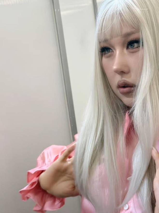 Seoul = YouTuber and broadcaster satire has transformed into a new style.Satire posted a photo of herself on Instagram on the 9th.In the photo, satire is posing while wearing a silver wig, blue contact lenses, and nude-toned makeup.Satire, who recently garnered attention for successfully losing 32 kg through dieting, is once again attracting the attention of fans by trying out a new style.Meanwhile, satire runs the YouTube channel satire TV and is gaining popularity with the restaurant content Ttoganjip on the YouTube channel Studio Suje.