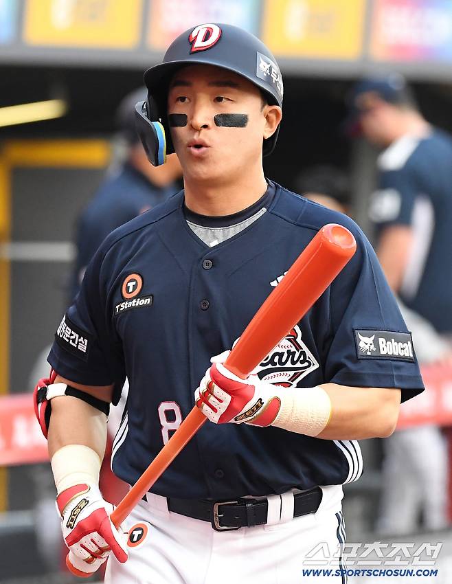 14일 인천 SSG랜더스필드에서 열린 SSG와 두산의 주중 3연전 첫 번째 경기. 1회 타격을 준비하는 두산 손아섭. 인천=송정헌 기자songs@sportschosun.com/2026.04.14/