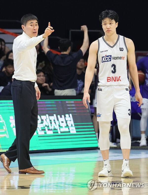 이상민 감독(왼쪽)-허웅. ⓒ연합뉴스