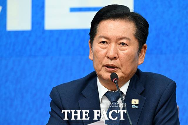 6·3 지방선거에서 '역대급 완승'을 노리던 더불어민주당의 분위기가 한풀 꺾인 모습이다. 민주당발 '이재명 대통령 공소 취소 논란'과 '실언' 이슈 등이 겹치면서 보수 진영에 결집 명분을 허용했다는 지적이다. 만약 민주당이 지선 광역자치단체장 선거에서 예상을 뛰어넘는 의석수를 국민의힘에 헌납할 경우, 집권 초기 정부의 국정 동력이 크게 약화할 수 있다는 관측도 나온다. 사진은 정청래 민주당 대표. /남용희 기자