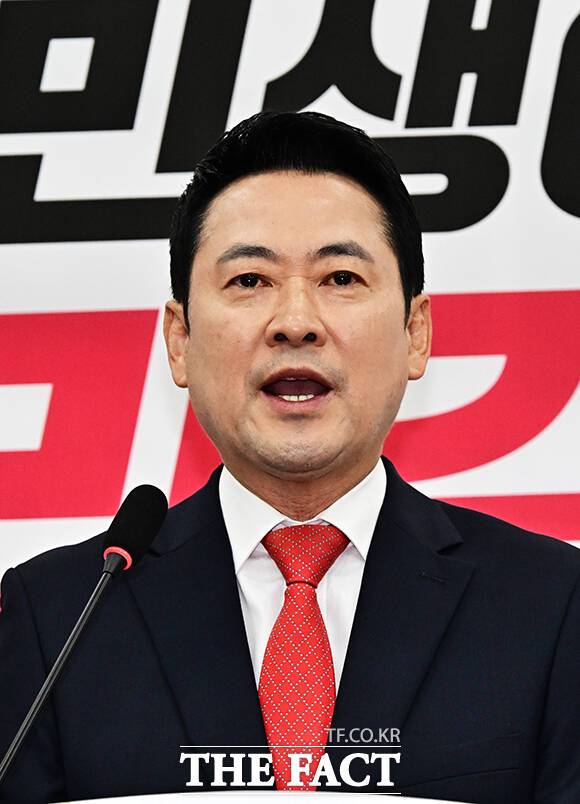 장동혁 국민의힘 대표가 9일 개인 페이스북을 통해 정부와 더불어민주당을 공격하는 글을 연달아 게재했다. 사진은 장 대표가 지난 4월 29일 오전 서울 여의도 국회에서 열린 '지역경제·민생이 올라갈 시간!’ 지역·민생 공약 발표에 참석해 공약에 대한 설명을 하고 있는 모습. /국회=배정한 기자