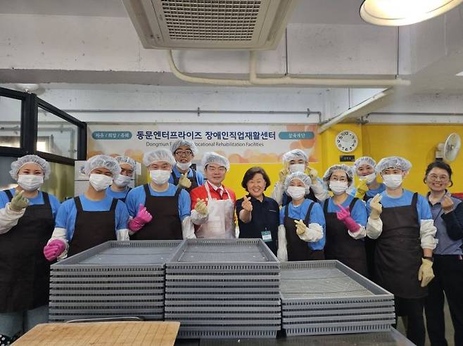 이필형 동대문구청장 후보가 동문엔터프라이즈 장애인직업재활센터를 방문해 기념촬영을 하고 있다. 이필형 선거캠프 제공.