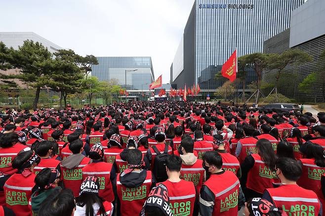 지난달 22일 삼성바이오로직스 상생노동조합 조합원들이 인천 연수구 삼성바이오로직스 송도 사업장 앞에서 임금인상 등을 요구하며 투쟁 결의대회를 하고 있다. /뉴시스