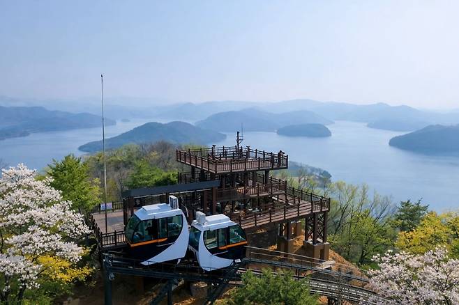 지난 3월부터 운행을 시작한 '청남대 모노레일'은 제1전망대까지 7분 만에 오른다. 마의 640여 계단을 오르지 않고도 편히 올라 탁 트인 대청호를 감상할 수 있다. / 청남대관리사업소