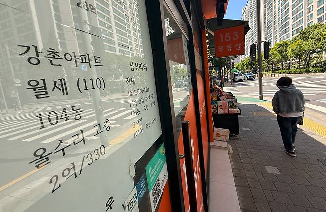 8일 서울 용산구 이촌동 한 공인중개사 사무소에 월세 매물 광고가 붙어 있다. 용산은 최근 한남동 재개발로 인한 이주가 진행되며 월세 등 임차 수요가 크게 늘었다. 이날 이 부동산에 붙은 매물은 월세가 최소 200만원에서 최대 500만원대에 달했다. /고운호 기자