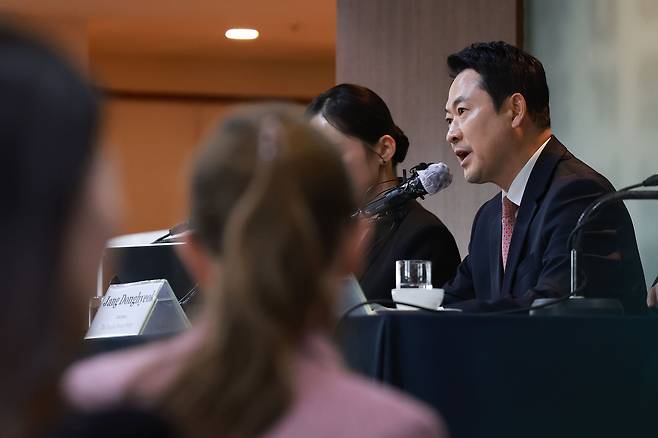국민의힘 장동혁 대표가 8일 서울 중구 프레스센터에서 열린 서울외신기자클럽 초청 간담회에서 모두발언을 하고 있다. /국회사진기자단