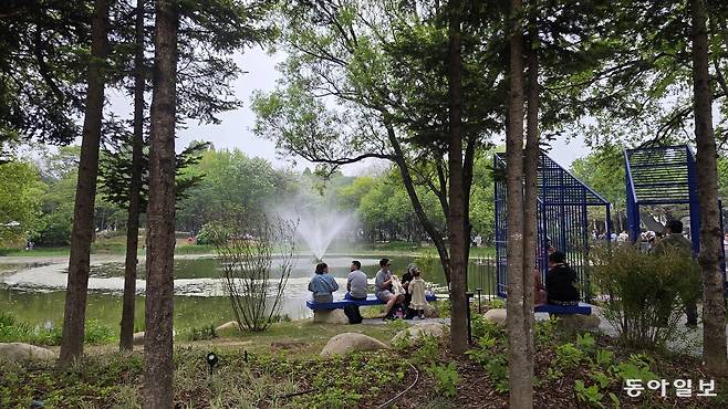 인도 작가들이 참여한 ‘서울에 머물다’ 정원에서 시민들이 호숫가 의자에 앉아 호젓한 시간을 보내고 있다.