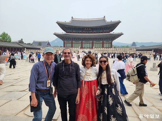 경복궁에서 브라질 가족 관광객을 위해 영어 해설을 맡은 최경무 씨(왼쪽).