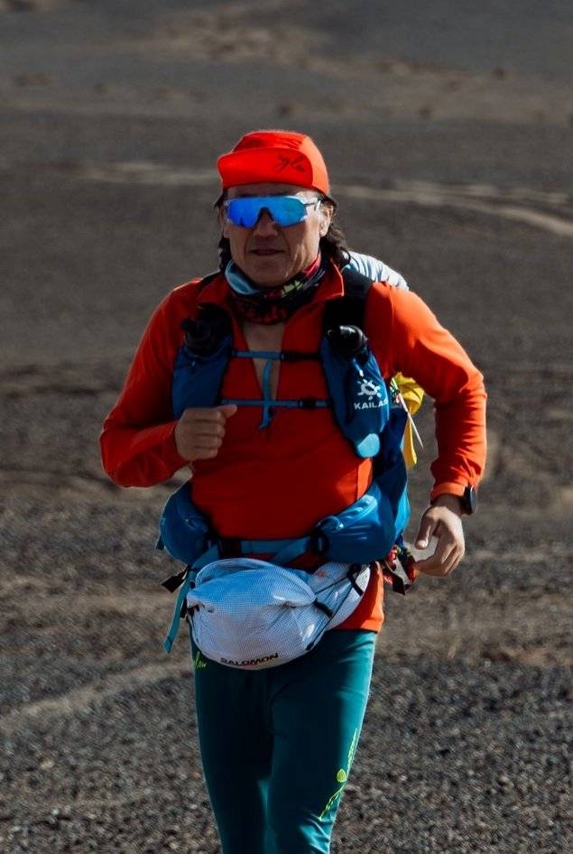 2025 중국 고비사막 400km 무지원 논스톱 트레일러닝에서 달리고 있는 박길수 대표. 박길수 대표 제공