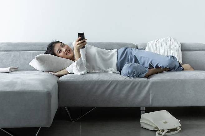 직장과 SNS에서의 관계 피로가 커지면서 혼자 OTT나 콘텐츠를 즐기며 시간을 보내는 것을 선호하는 사람이 늘고 있다. 게티이미지뱅크
