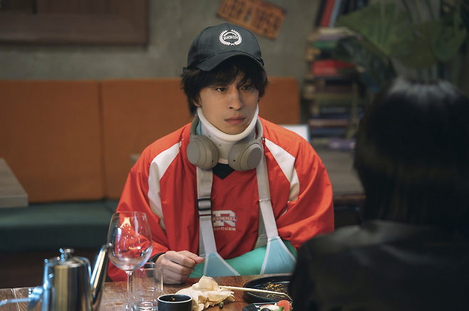 JTBC 드라마 '모두가 자신의 무가치함과 싸우고 있다'의 주인공 황동만(구교환). JTBC 제공