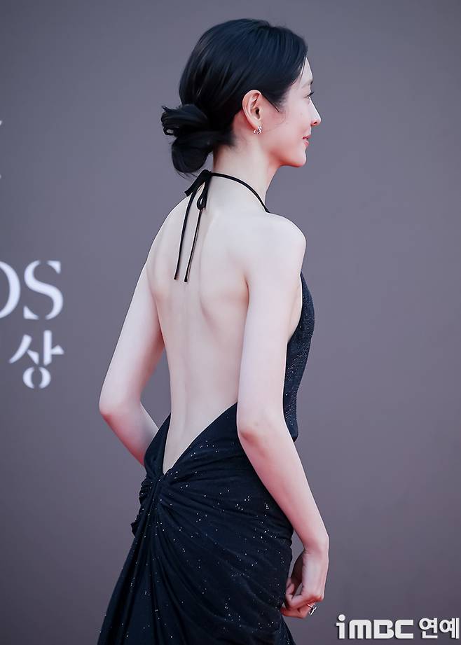 Park Ji-hyun revealed her beautiful figure in a single backless black dress.Actress Park Ji-hyun graced the red carpet of the 62nd Baeksang Arts Awards ceremony, held on the afternoon of the 8th at the outdoor plaza of COEX in Gangnam-gu, Seoul.In particular, Park Ji-hyun appeared wearing a black dress with a deeply exposed back, drawing all eyes to the event.i