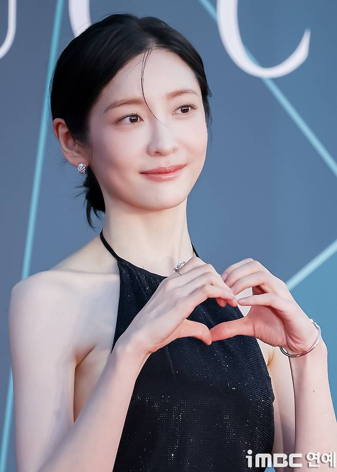 Park Ji-hyun revealed her beautiful figure in a single backless black dress.Actress Park Ji-hyun graced the red carpet of the 62nd Baeksang Arts Awards ceremony, held on the afternoon of the 8th at the outdoor plaza of COEX in Gangnam-gu, Seoul.In particular, Park Ji-hyun appeared wearing a black dress with a deeply exposed back, drawing all eyes to the event.i