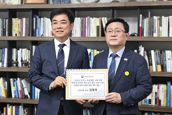 김병욱 성남시장 후보(왼쪽)가 지난 8일 김성환 기후에너지환경부 장관에게 성남시 생태·인프라 확장 3대 핵심 정책제안서를 전달하고 있다. [사진=김병욱 후보]