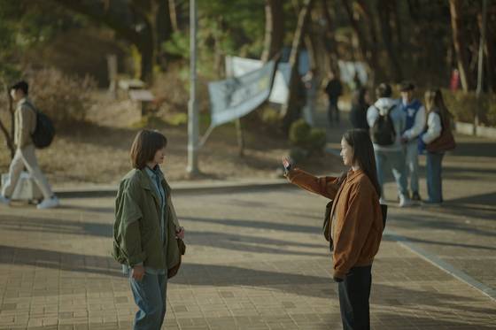 넷플릭스 '은중과 상연'의 한 장면. 왼쪽부터 천상연(박지현)과 류은중(김고은). 사진 넷플릭스