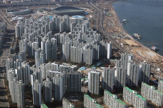 서울 강남권에서 조금씩 집값 반등 움직임이 포착된다. 사진은 송파구 롯데월드타워 서울스카이에서 바라본 리센츠, 잠실엘스 아파트 모습. 뉴스1